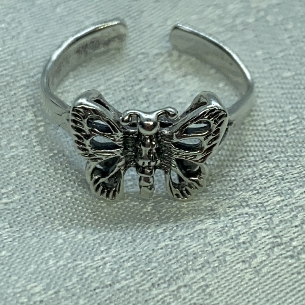 Butterfly toe ring. 🦋